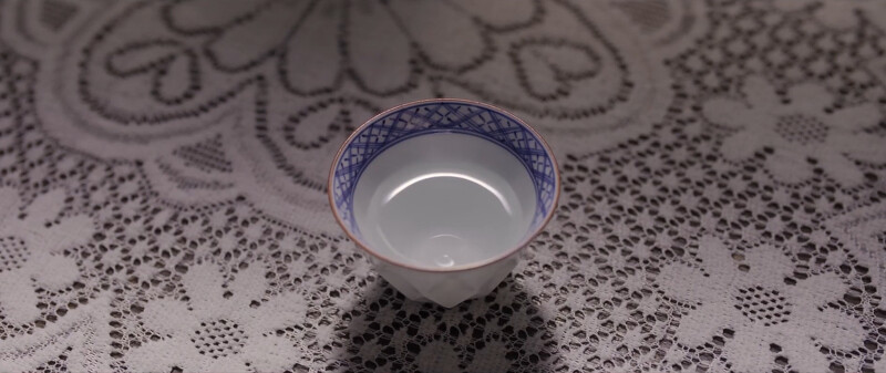 鏡頭特寫加藤倒的水，裡面沒有納人游動，但暗示加藤手上還有納人