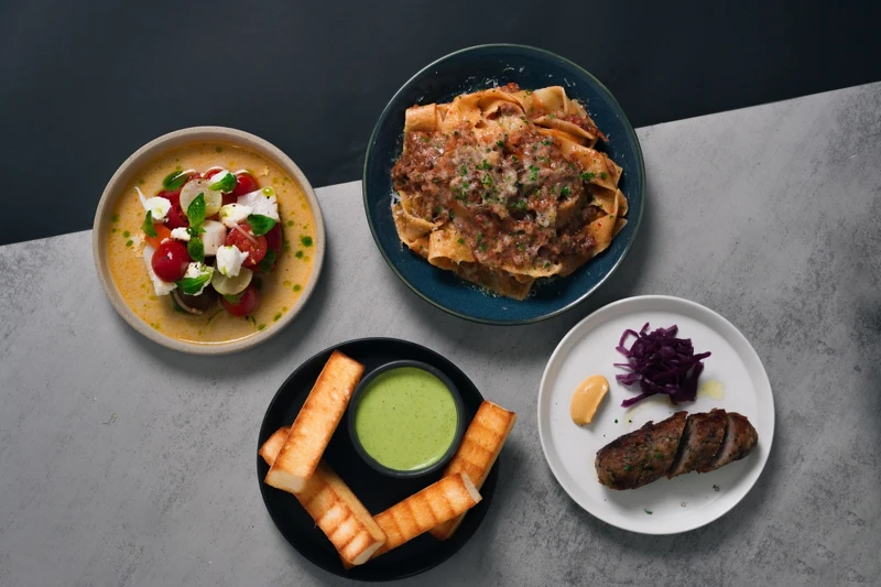 自製巴西里香腸、自製肉醬寬麵、niko bakery 吐司/蒔蘿奶油抹醬、干貝水牛乳酪卡布力沙拉。