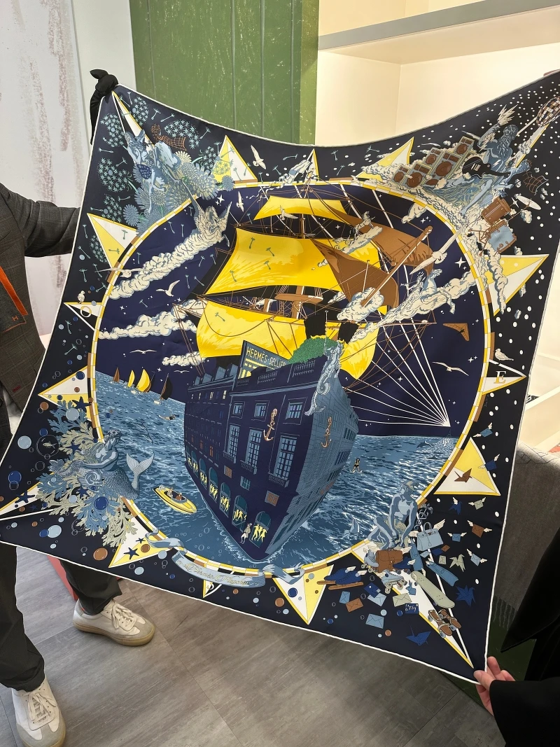 Hermès Flagship 圖紋印花斜紋真絲方巾(90 x 90 公分) NT.18,500