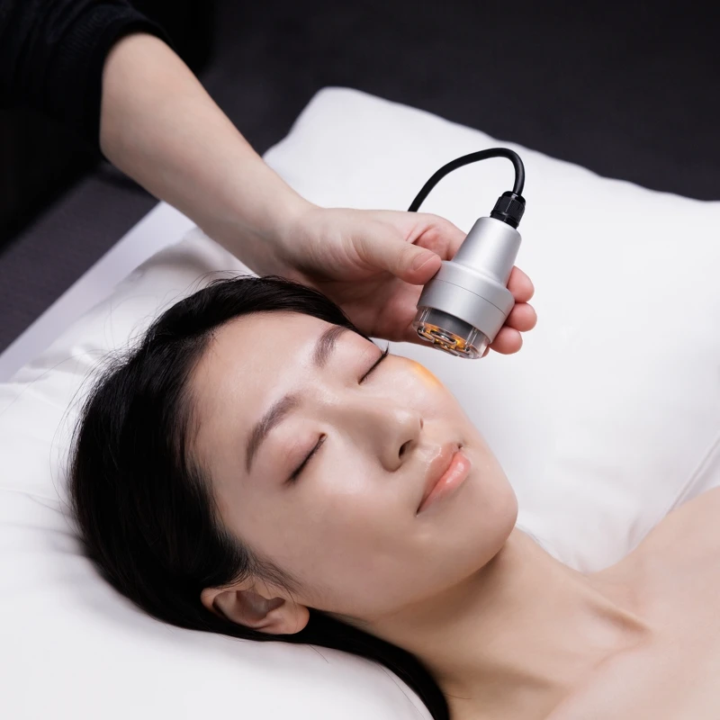 2024 YSL夜光金萃頂級護膚饗宴中,極效活萃夜光仙人掌超級精華偕同黃光導入,提升肌膚修護、掃除暗黃。極效活萃澎潤精華,偕同紅光導入刺激新生、撫平歲月痕跡。 2024 YSL夜光金萃頂級護膚饗宴中,極效活萃夜光仙人掌超級精華偕同黃光導入,提升肌膚修護、掃除暗黃。極效活萃澎潤精華,偕同紅光導入刺激新生、撫平歲月痕跡。