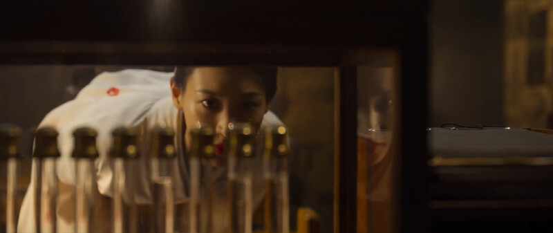 前田夫人看著加藤研究室裡的納人試管 前田夫人看著加藤研究室裡的納人試管