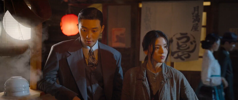 張泰尚和尹采玉在蒸餃攤前尷尬處著,兩人心裡想的是同一件事,尹采玉等張泰尚主動 張泰尚和尹采玉在蒸餃攤前尷尬處著,兩人心裡想的是同一件事,尹采玉等張泰尚主動