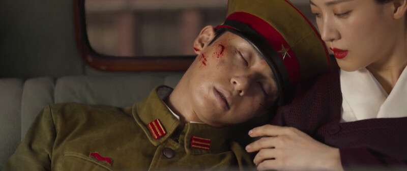 在私家車上張泰尚昏倒在前田夫人肩上,前田的手洩漏了暗戀的秘密 在私家車上張泰尚昏倒在前田夫人肩上,前田的手洩漏了暗戀的秘密