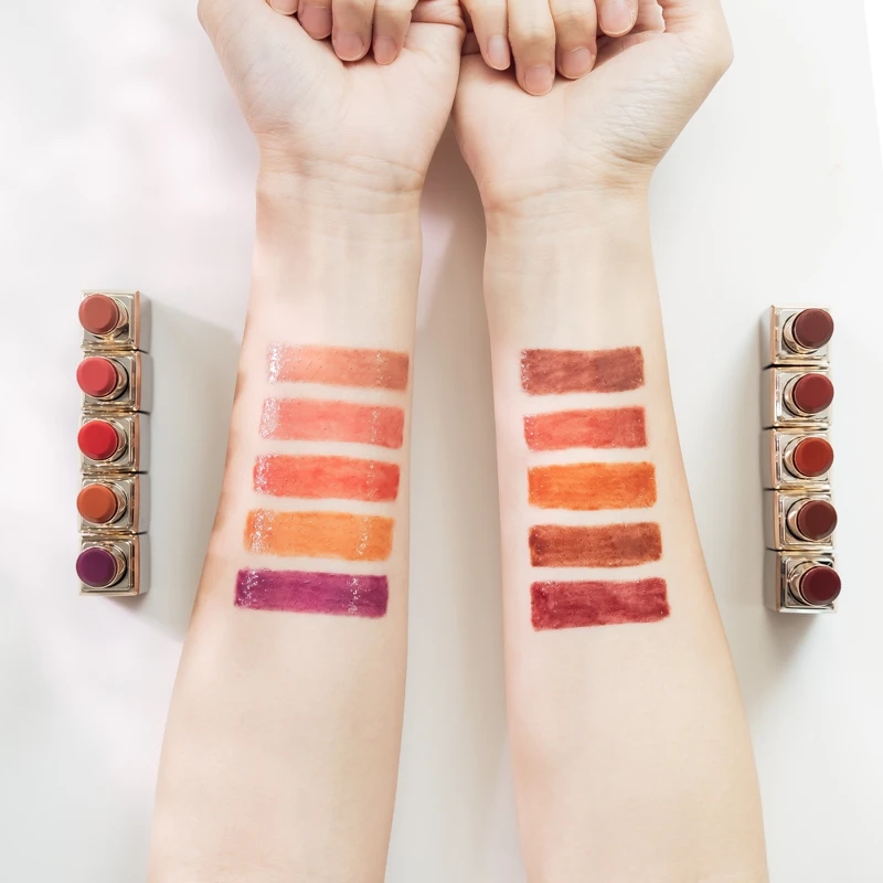 SUQQU晶采潤艷唇膏全10色手部試色。左起由上至下為01、02、03、04、05 ,右手由上至下為06、07、08、09、10。 SUQQU晶采潤艷唇膏全10色手部試色。左起由上至下為01、02、03、04、05 ,右手由上至下為06、07、08、09、10。