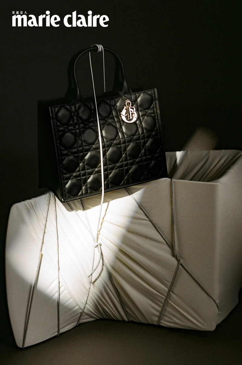 Dior Book Tote 黑色籐格紋皮革中型款托特包,NT$130,000。 Dior Book Tote 黑色籐格紋皮革中型款托特包,NT$130,000。