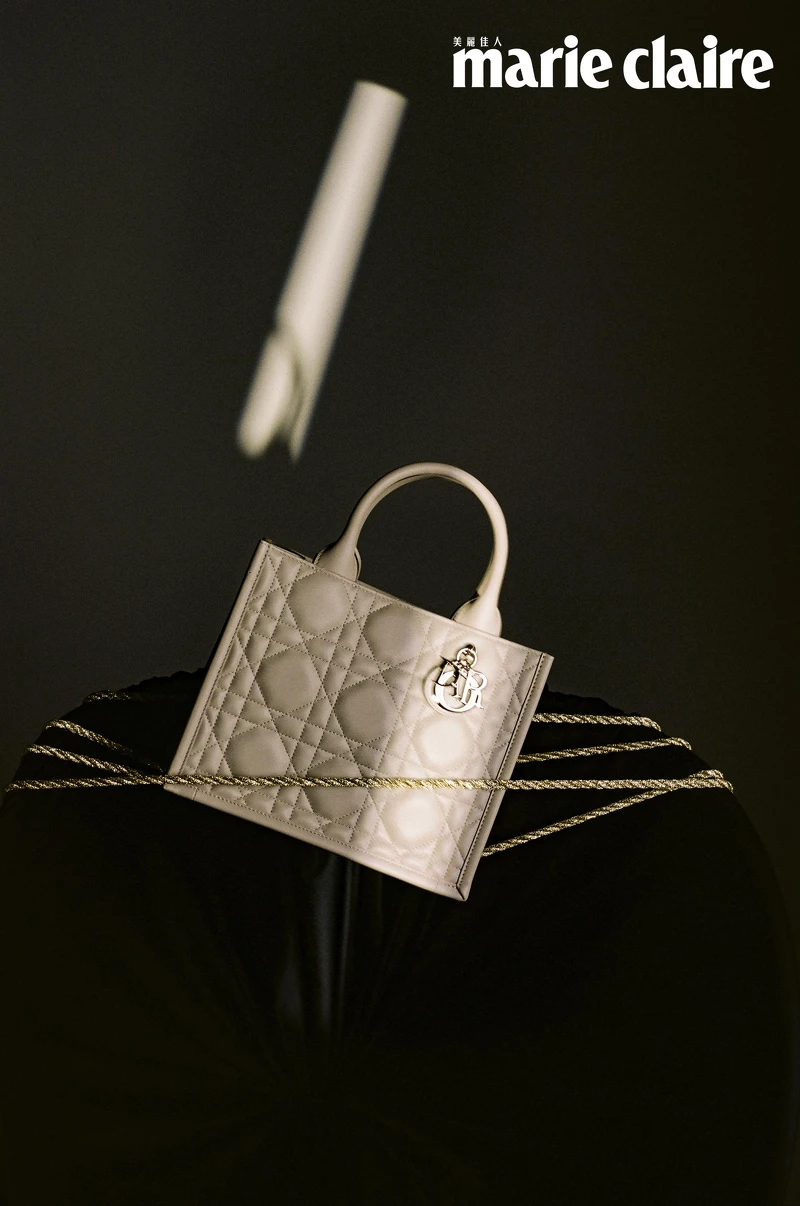 Dior Book Tote 焦糖色籐格紋皮革小型款托特包,NT$115,000。 Dior Book Tote 焦糖色籐格紋皮革小型款托特包,NT$115,000。