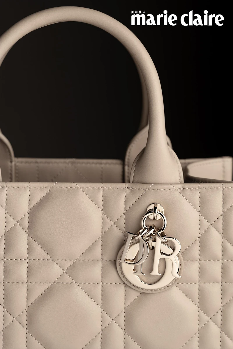 Dior 最新2024早春系列 Macrocannage Leather Book Tote 採用新的皮革材質,以大藤格紋勾勒出簡約俐落線條,這是品牌標誌性藤格圖案(Cannage)的重新詮釋,同時綴有「D、I、O、R」金屬吊飾。 Dior 最新2024早春系列 Macrocannage Leather Book Tote 採用新的皮革材質,以大藤格紋勾勒出簡約俐落線條,這是品牌標誌性藤格圖案(Cannage)的重新詮釋,同時綴有「D、I、O、R」金屬吊飾。