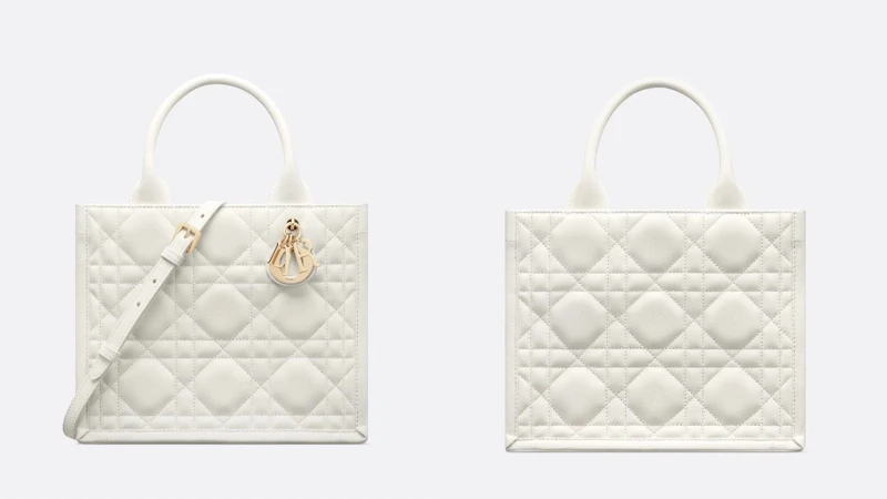 Dior Book Tote 奶油白籐格紋皮革小型款托特包,NT$115,000。 Dior Book Tote 奶油白籐格紋皮革小型款托特包,NT$115,000。