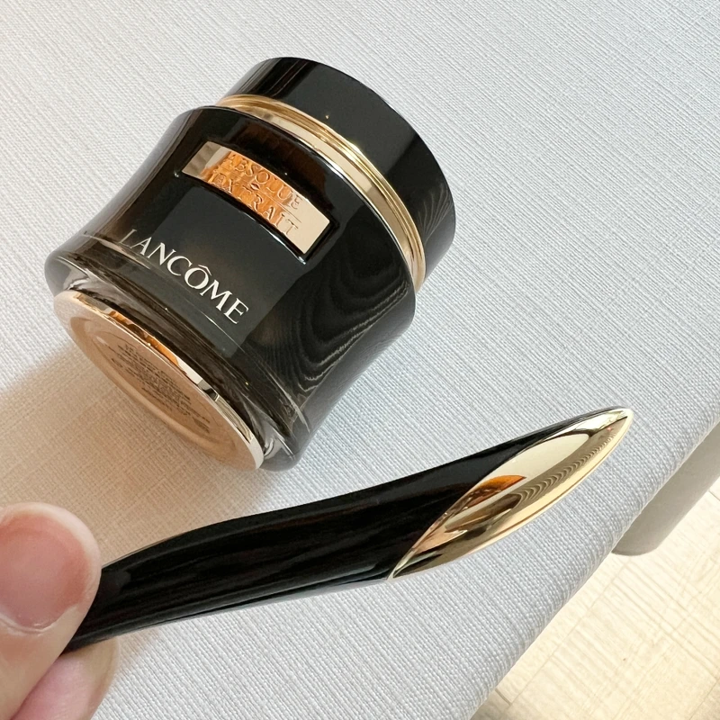 LANCOME蘭蔻絕對完美黑鑽奢燦乳霜還貼心附上鋅合金按摩匙。