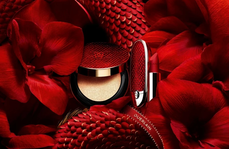 嬌蘭ROUGE G紅寶之吻高訂唇膏彩殼幸運摯紅限定版NT1,350、紅寶之吻高訂紅絲絨唇膏N°9幸運摯紅限定版NT1,250、24K純金絲光氣墊粉餅SPF40 PA+++幸運摯紅限定版(#00N)，NT3,160