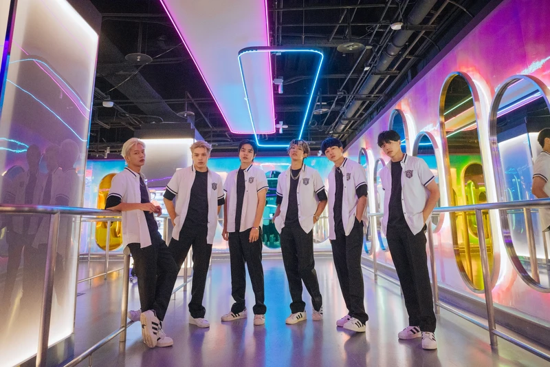 《Ozone夏日青春冒險》子翔（左起）、哲言、佳辰、煥鈞、祖安、文廷從青澀綜藝小白，晉升成嶄新的全能偶像。