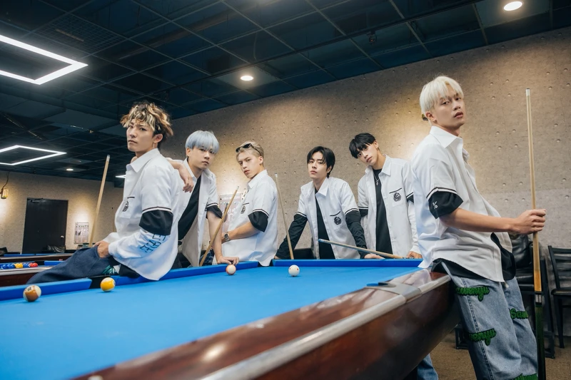 《Ozone夏日青春冒險》煥鈞（左起）、祖安、哲言、佳辰、文廷、子翔到撞球場回憶學生時期的休閒娛樂。