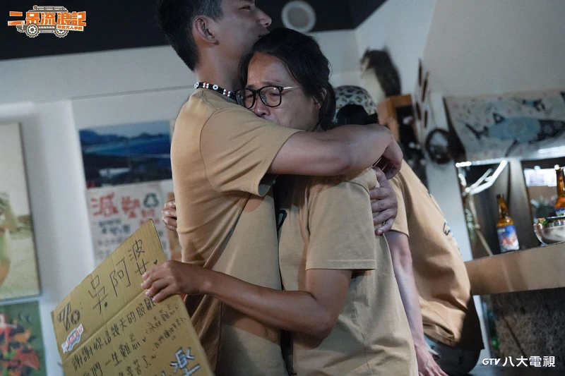 朱軒洋(左)在蘭嶼當地居民阿婆(右)的帶領下,成功適應打工換宿生活。 朱軒洋(左)在蘭嶼當地居民阿婆(右)的帶領下,成功適應打工換宿生活。