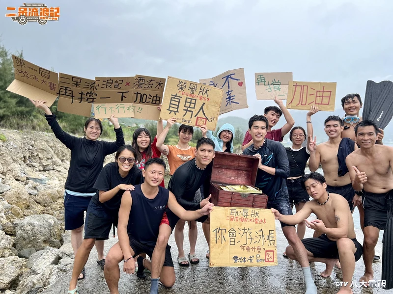 曾敬驊、朱軒洋與蘭嶼認識的朋友一起進行泳賽。 曾敬驊、朱軒洋與蘭嶼認識的朋友一起進行泳賽。