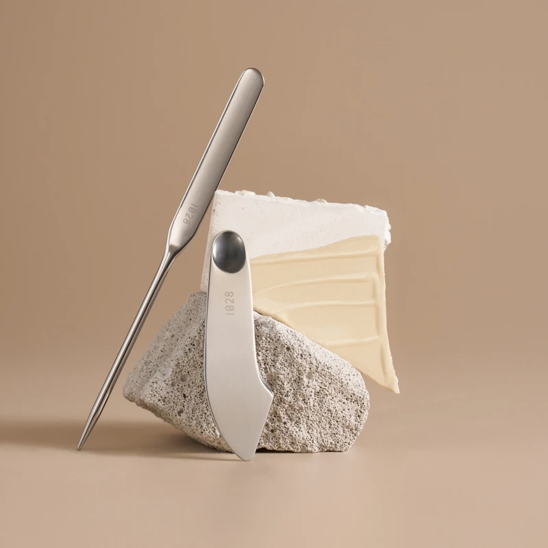 1028 輕薄服貼粉底抹刀(長版、寬版)，NT150