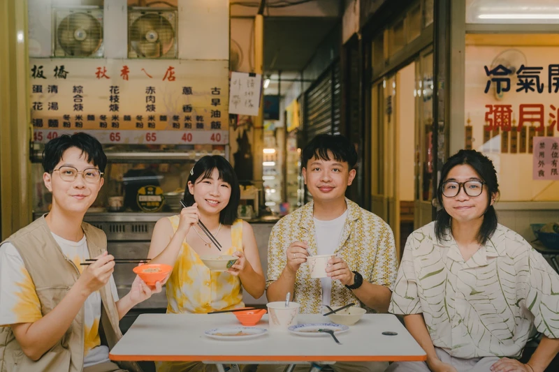 緩緩樂團主唱Coco(左二)響應參與 緩緩樂團主唱Coco(左二)響應參與