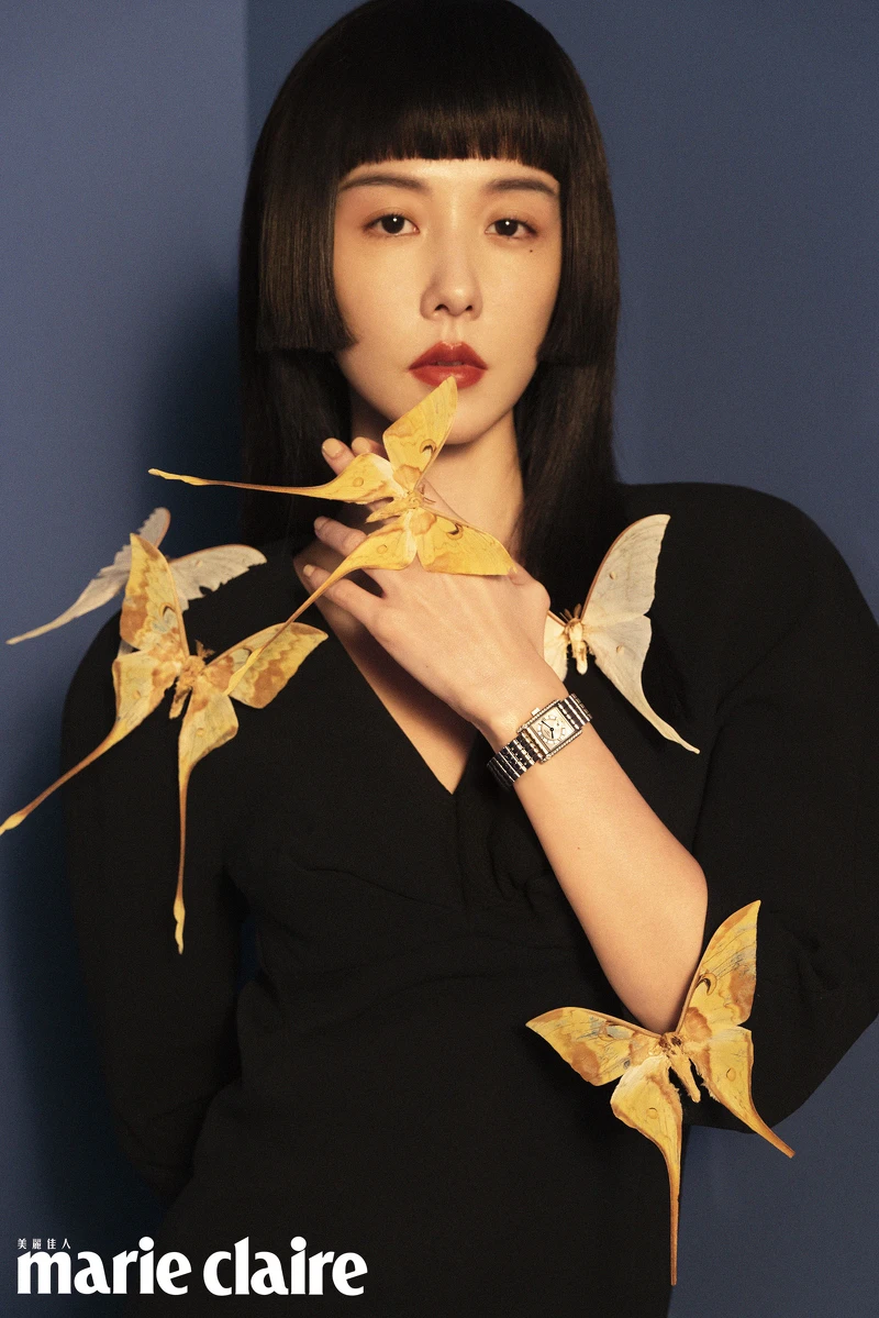 黑色合身洋裝,Versace;Mini Dolcevita迷你多情系列Cosmo面盤搭配不鏽鋼鑲鑽腕錶,Longines。 黑色合身洋裝,Versace;Mini Dolcevita迷你多情系列Cosmo面盤搭配不鏽鋼鑲鑽腕錶,Longines。