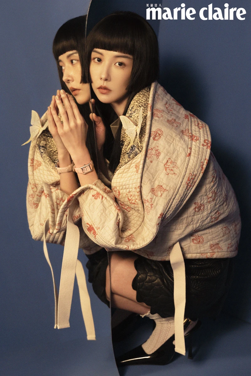 皮革短洋裝、印花外搭,all by Louis Vuitton;漆皮跟鞋,Saint Laurent;Mini Dolcevita迷你多情系列羅馬鏤雕粉鱷魚皮革錶帶鑲鑽腕錶,Longines。 皮革短洋裝、印花外搭,all by Louis Vuitton;漆皮跟鞋,Saint Laurent;Mini Dolcevita迷你多情系列羅馬鏤雕粉鱷魚皮革錶帶鑲鑽腕錶,Longines。