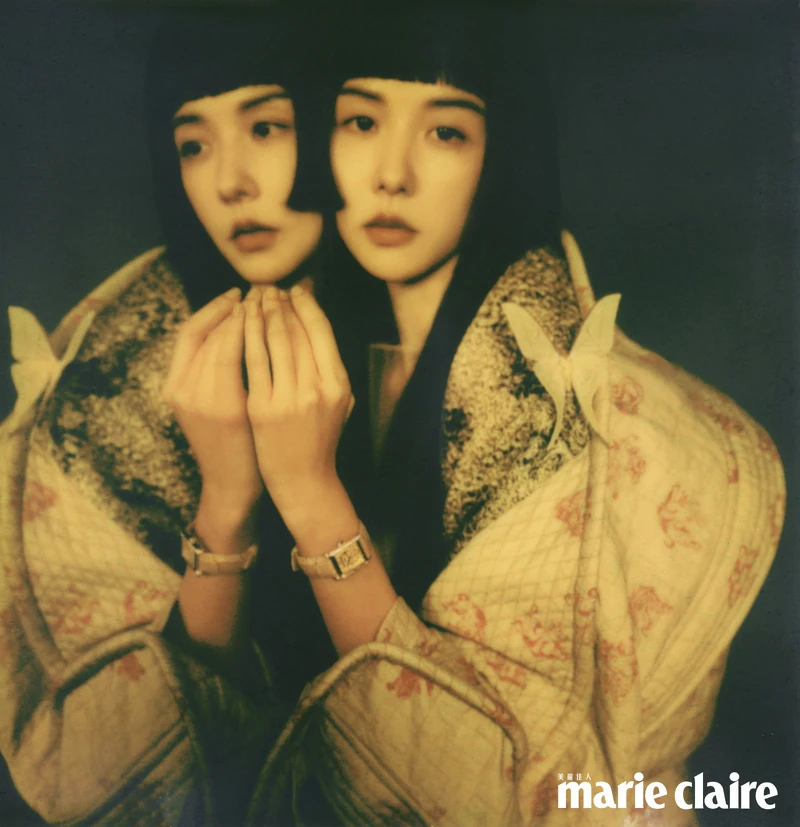 皮革短洋裝、印花外搭,all by Louis Vuitton;Mini Dolcevita迷你多情系列羅馬鏤雕粉鱷魚皮革錶帶鑲鑽腕錶,Longines。 皮革短洋裝、印花外搭,all by Louis Vuitton;Mini Dolcevita迷你多情系列羅馬鏤雕粉鱷魚皮革錶帶鑲鑽腕錶,Longines。