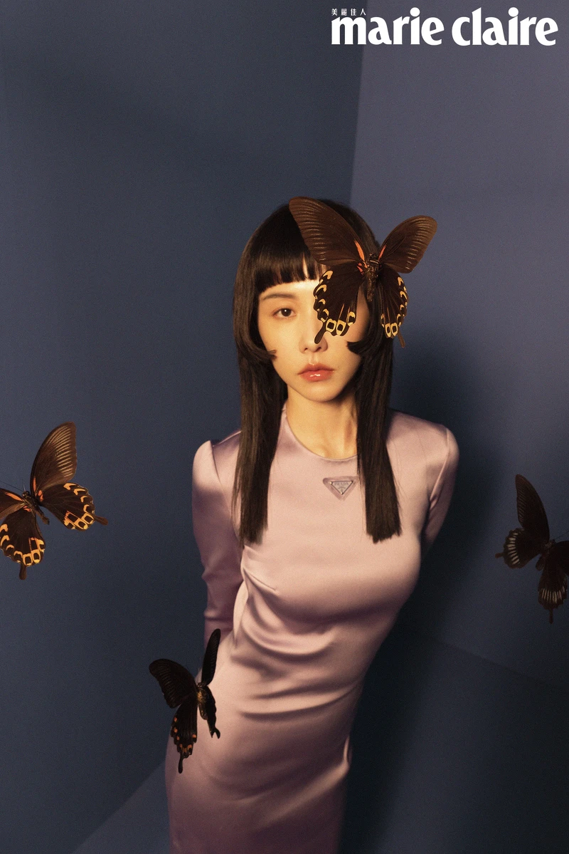 紫色緞面長洋裝、黑色絨面低跟鞋,all by Prada。 紫色緞面長洋裝、黑色絨面低跟鞋,all by Prada。