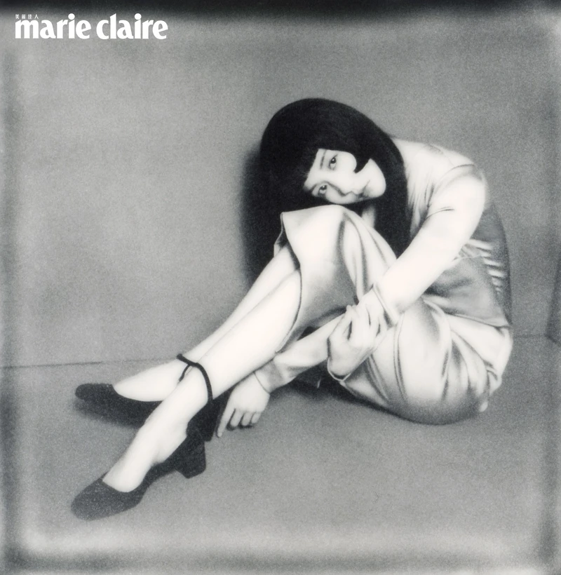 紫色緞面長洋裝、黑色絨面低跟鞋,all by Prada。 紫色緞面長洋裝、黑色絨面低跟鞋,all by Prada。