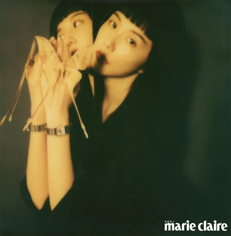 黑色合身洋裝,Versace;Mini Dolcevita迷你多情系列Cosmo面盤搭配不鏽鋼鑲鑽腕錶,Longines。 黑色合身洋裝,Versace;Mini Dolcevita迷你多情系列Cosmo面盤搭配不鏽鋼鑲鑽腕錶,Longines。