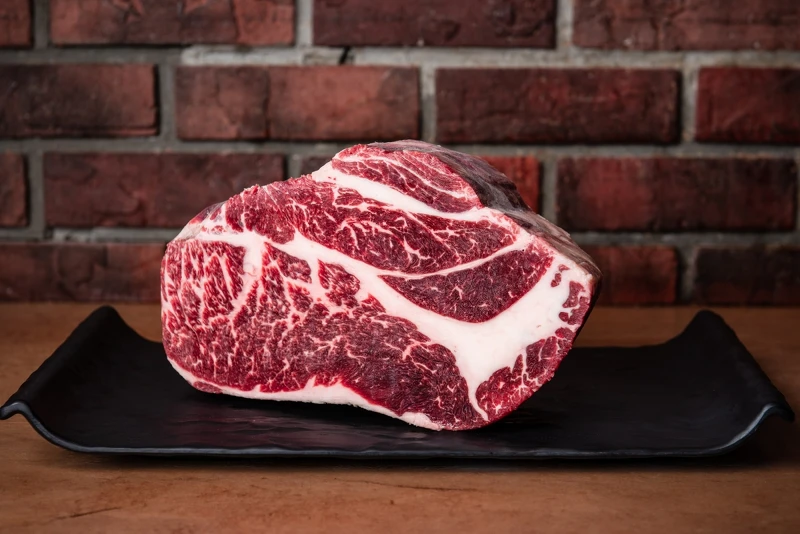 肉質接近日本和牛,卻油脂平衡,且帶有美國牛的口感。 肉質接近日本和牛,卻油脂平衡,且帶有美國牛的口感。