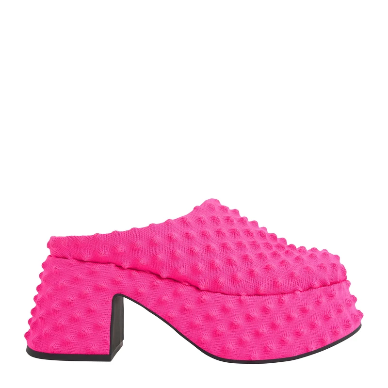 CHARLES & KEITH x Chet Lo厚底穆勒鞋2,990元。