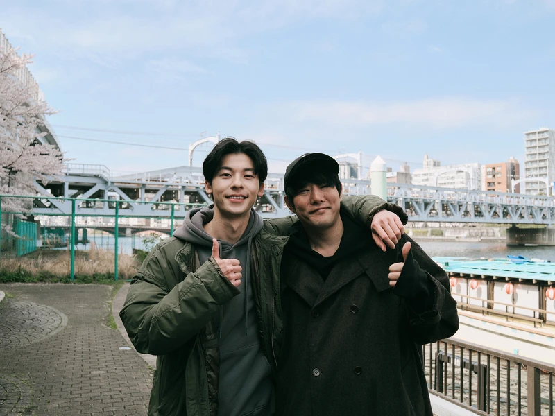 導演藤井道人（右）回憶與許光漢（左）的第一次見面，形容他年輕與成熟兼具。