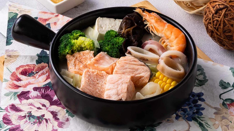 味噌牛奶鮭魚石狩鍋。 味噌牛奶鮭魚石狩鍋。