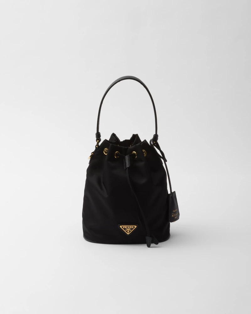 Prada Re-Edition1978 再生尼龍小巧萬用包 NT$ 49,000。 Prada Re-Edition1978 再生尼龍小巧萬用包 NT$ 49,000。