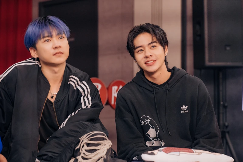 《Ozone夏日青春冒險》祖安（左）、佳辰看自己第一次拍綜藝的畫面，直呼很尷尬。