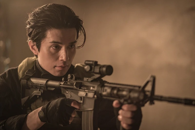 李棟旭飾演傭兵，扛著槍枝不減帥氣