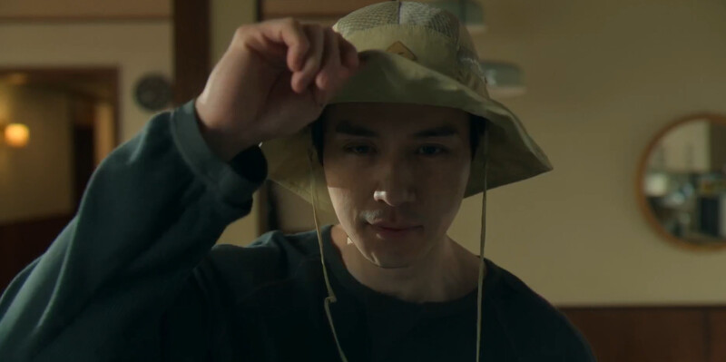 李棟旭飾演鄭進灣，氣質、裝扮有點《我的出走日記》具先生的感覺