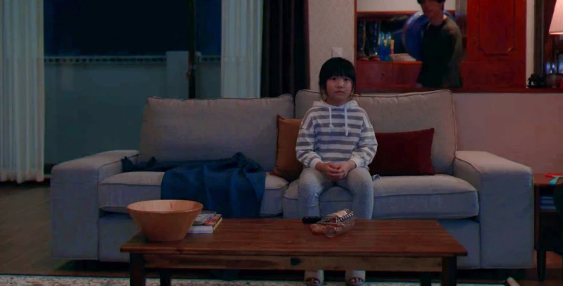 網友看到小智安身後的”水管叔叔”，立刻#李棟旭水管時尚