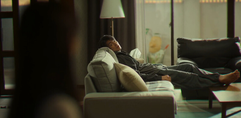 搬了家，鄭進灣還是坐在立燈旁