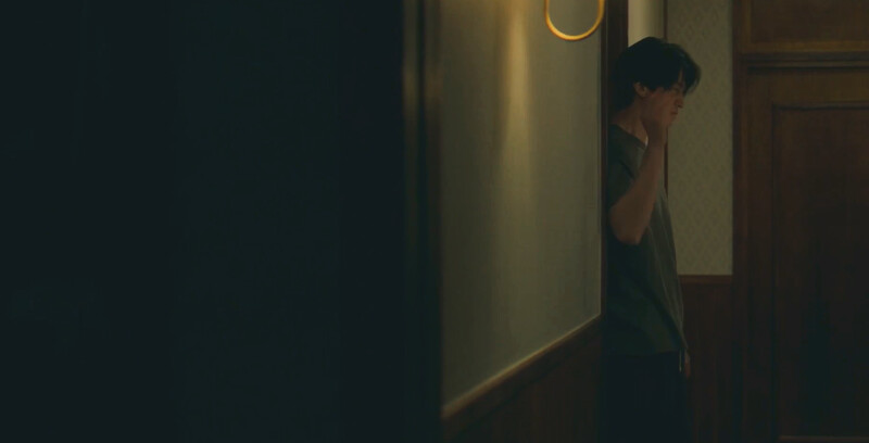 鄭進灣懊悔自己傷了小智安的心，連續賞自己好幾個耳光