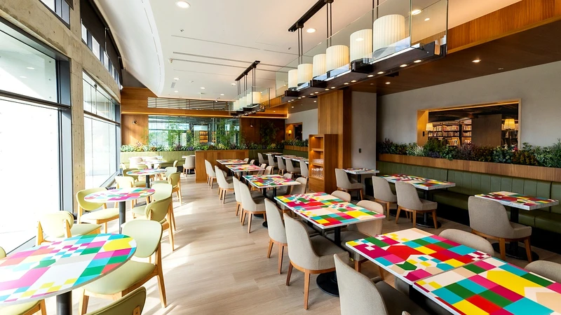 「eslite café」目前桌面由紙膠帶妝點，呈現出活力氣息