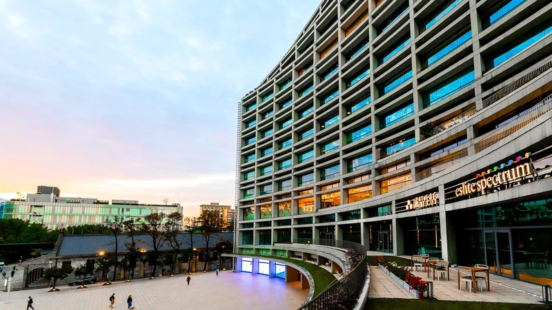 誠品松菸店有可俯瞰廣場的大型露天陽台、飽覽天光雲影