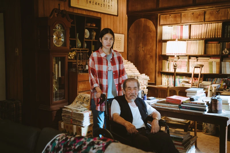 《非殺人小說》飾演看護妮妮的梁湘華,在劇中照顧爺爺彭海義。 《非殺人小說》飾演看護妮妮的梁湘華,在劇中照顧爺爺彭海義。