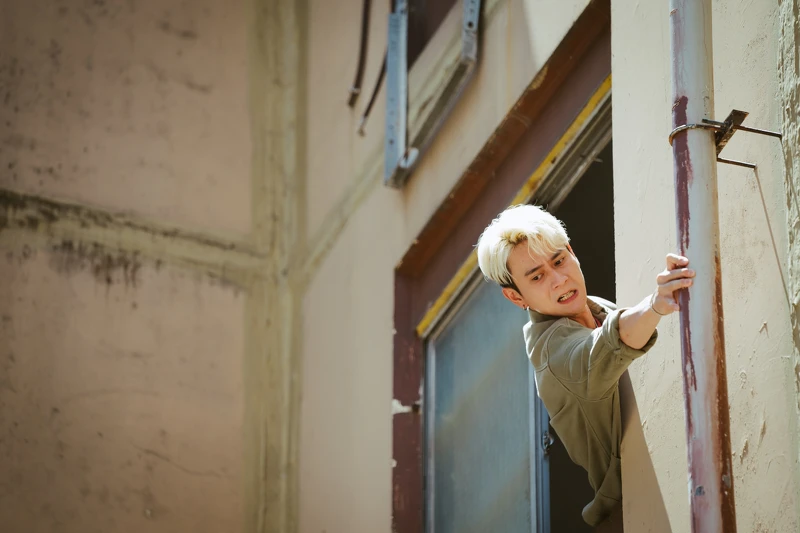 《非殺人小說》劉冠廷冒險攀牆。 《非殺人小說》劉冠廷冒險攀牆。