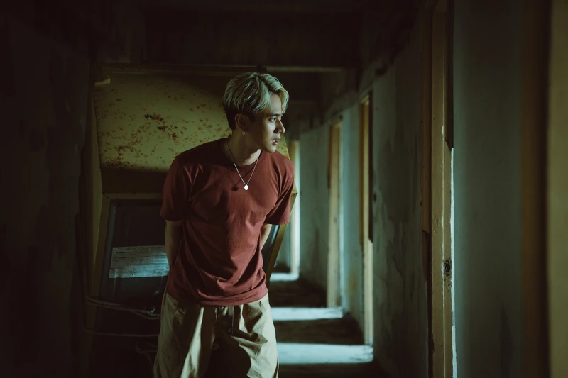 《非殺人小說》劉冠廷累扛冰箱。 《非殺人小說》劉冠廷累扛冰箱。