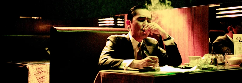 電影《2046》描述,1966年,周慕雲(梁朝偉 飾)回到了香港,重新面對被他埋首了的過去。 電影《2046》描述,1966年,周慕雲(梁朝偉 飾)回到了香港,重新面對被他埋首了的過去。