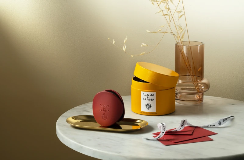 Acqua di Parma情人節限定寶石紅車用擴香皮套NT7,200。車用擴香香氛膠囊NT1,900