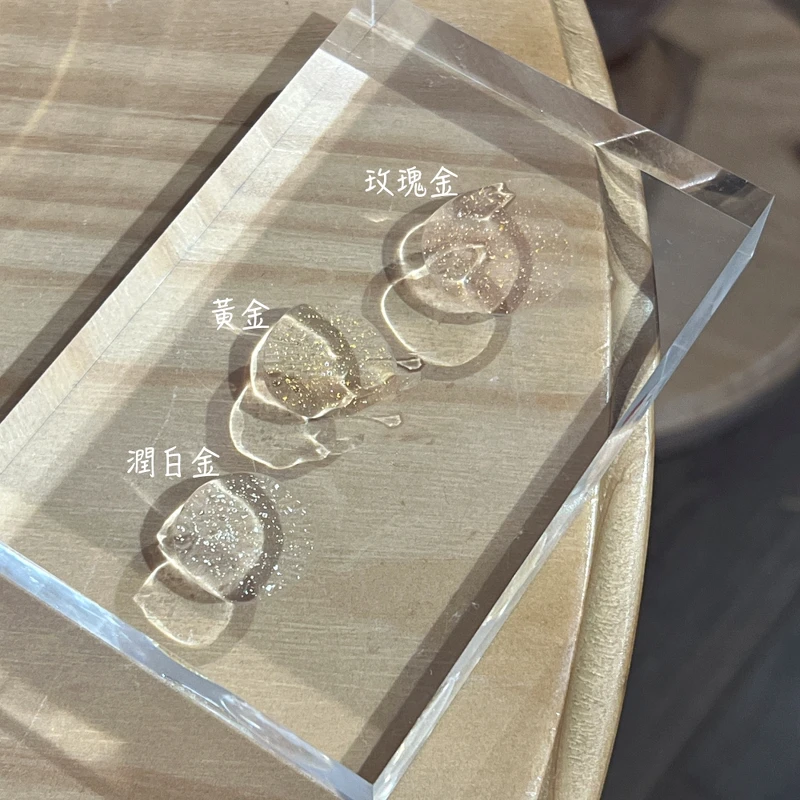 嬌蘭24K純金保濕持妝凝露3色質地示意。 嬌蘭24K純金保濕持妝凝露3色質地示意。