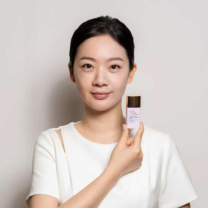 (左)素顏、(右)擦上雅詩蘭黛粉持久氣色美美蜜桃乳SPF50PA+++仙氣紫,趕走蠟黃無神,一抹潤色提亮。 (左)素顏、(右)擦上雅詩蘭黛粉持久氣色美美蜜桃乳SPF50PA+++仙氣紫,趕走蠟黃無神,一抹潤色提亮。