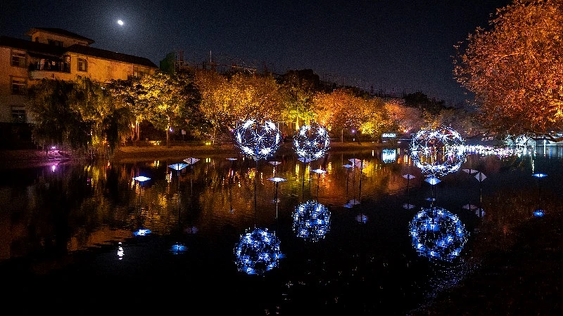 藝術燈區作品:林書瑜《水月銀灣》 藝術燈區作品:林書瑜《水月銀灣》