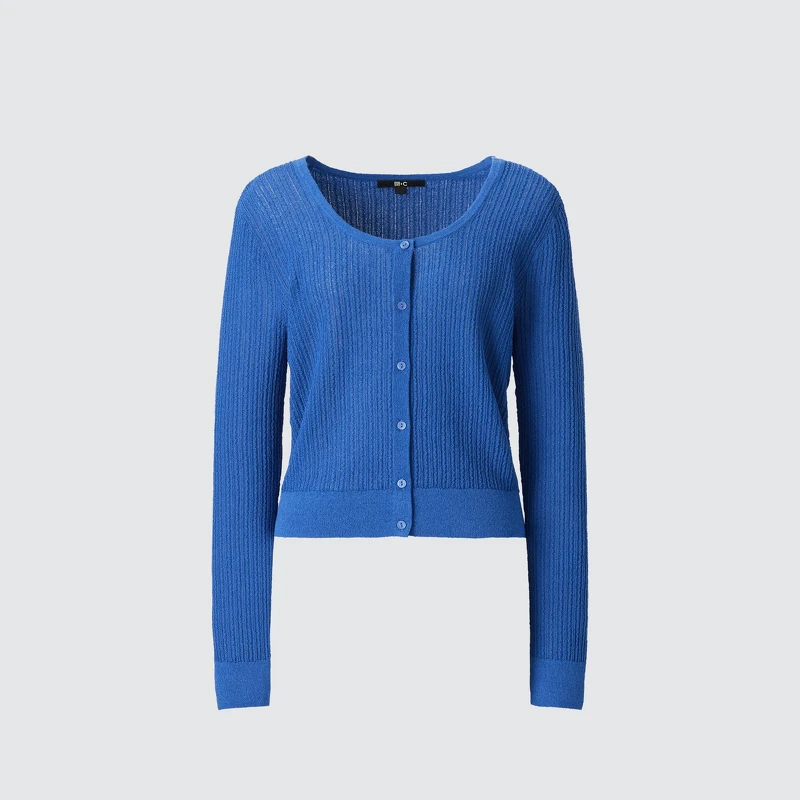 蕾絲圓領短版開襟衫外套NT$990。