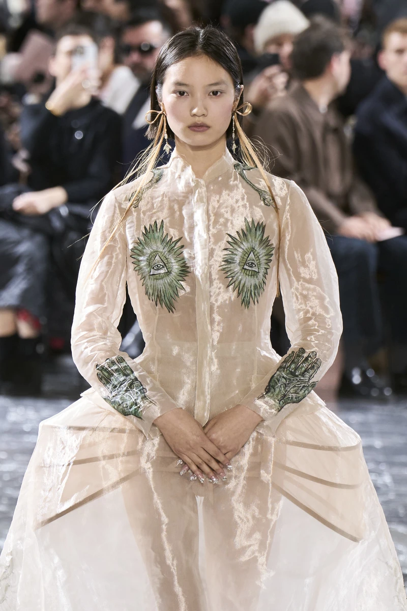 Jean Paul Gaultier 第六任客座設計師,請來以維多利亞風格聞名的英國設計師 Simone Rocha,重新詮釋浪漫版本的大師經典輪廓。 Jean Paul Gaultier 第六任客座設計師,請來以維多利亞風格聞名的英國設計師 Simone Rocha,重新詮釋浪漫版本的大師經典輪廓。