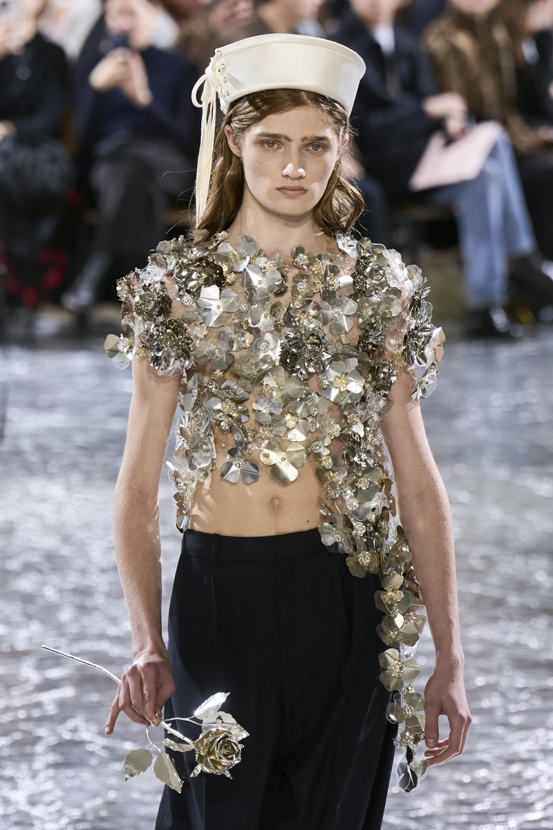 英國設計師 Simone Rocha 表示這系列是一次的大膽「受邀挑戰」。 英國設計師 Simone Rocha 表示這系列是一次的大膽「受邀挑戰」。